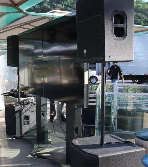 Line array em estrutura de torre, evento na praia