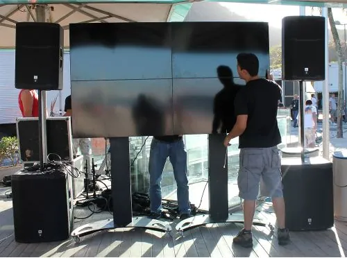 Montagem de videowall em evento na praia
