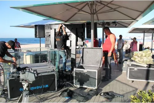 Tendas e equipamento montados na areia
