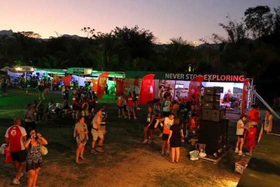 Estrutura e iluminação em evento ao ar livre