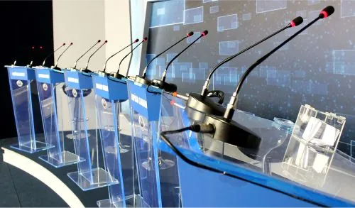 Fileira de microfones de púlpito em estúdio de debate