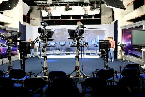 Câmeras de TV posicionadas em estúdio de debate