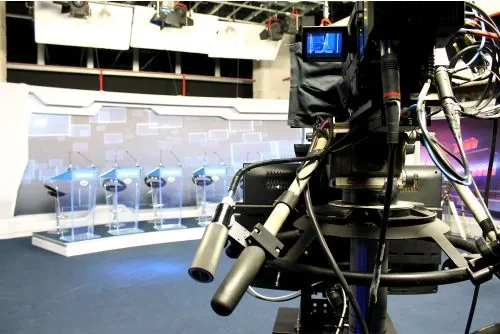 Câmeras e microfones em estúdio de debate