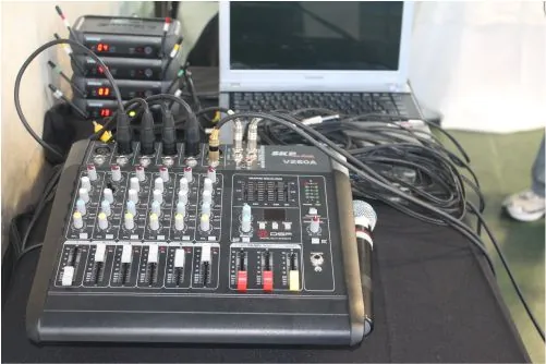 Mesa de som, receptores sem fio e notebook em operação