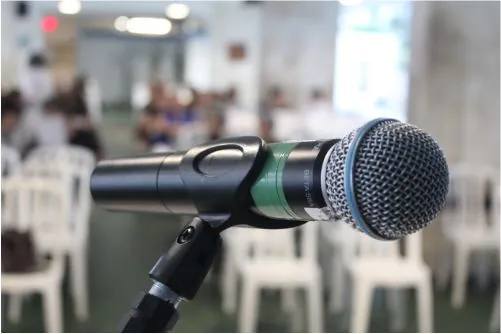 Microfone em pedestal montado para evento