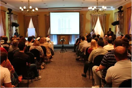 Plateia e projeção em sala de hotel