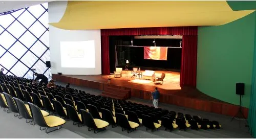 Palco e plateia no Teatro Popular de Niterói