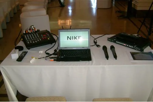 Notebook e mesa de som em evento de marca