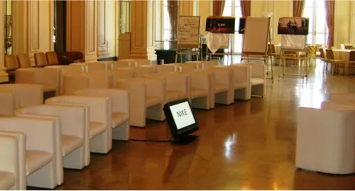 Salão com monitor e mobiliário, Copacabana
