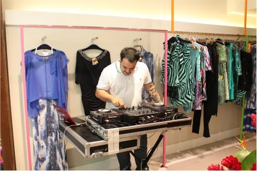 Cabine de DJ montada em loja de shopping