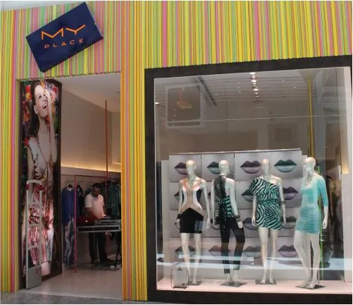 Vitrine e iluminação em ativação de loja