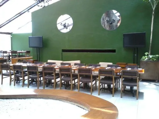 Telas e som em jantar corporativo, restaurante