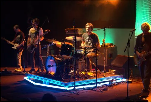 Show com iluminação cênica e praticável iluminado