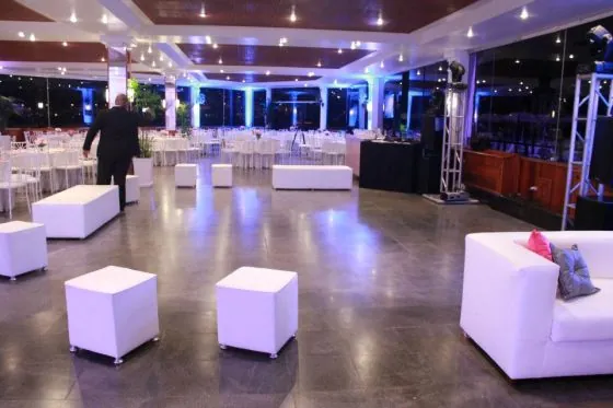 Mobiliário iluminado e lounge em salão panorâmico