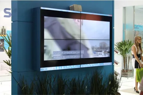 Videowall de quatro telas em estande, Riocentro